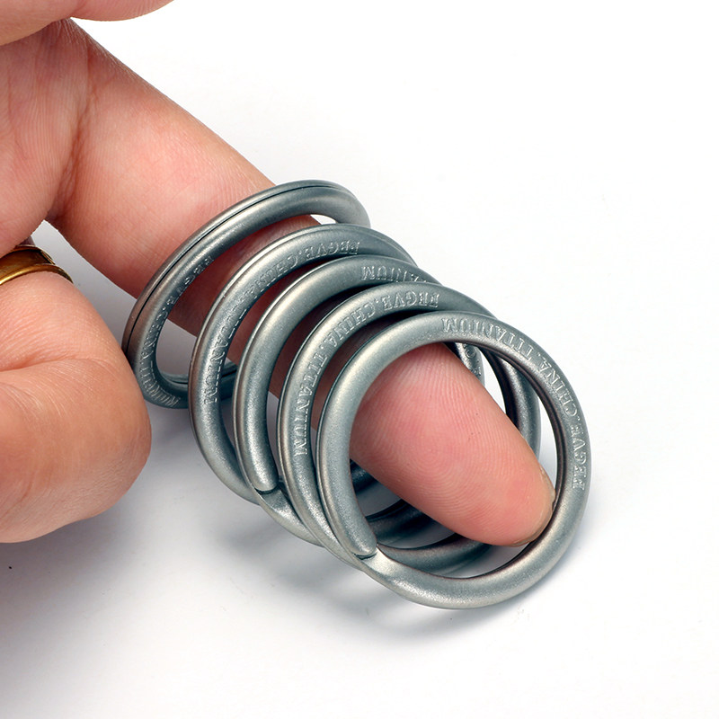 Pure titanium alloy arc handmade keychain ring, curved titanium alloy car keychain accessories, rotating horseshoe buckle