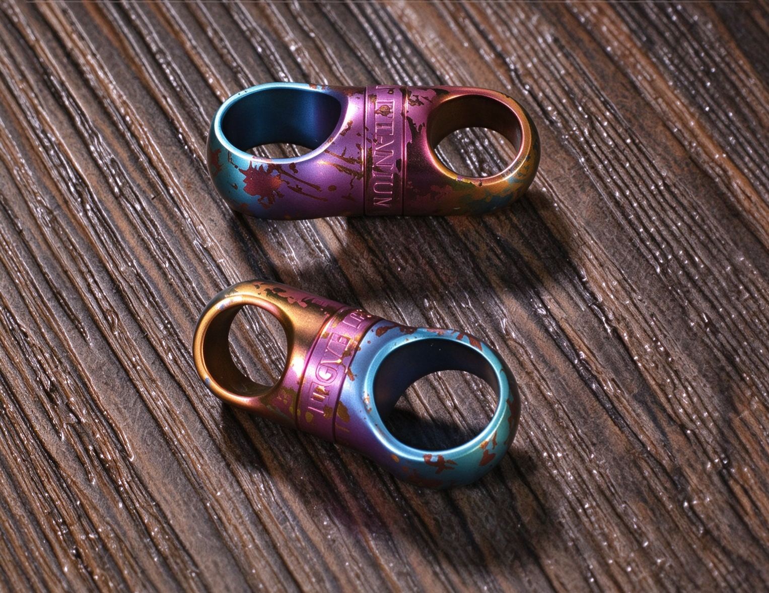 Titanium alloy rotatable universal joint keychain pure 8-shaped camouflage capsule connection creative car keychain accessories