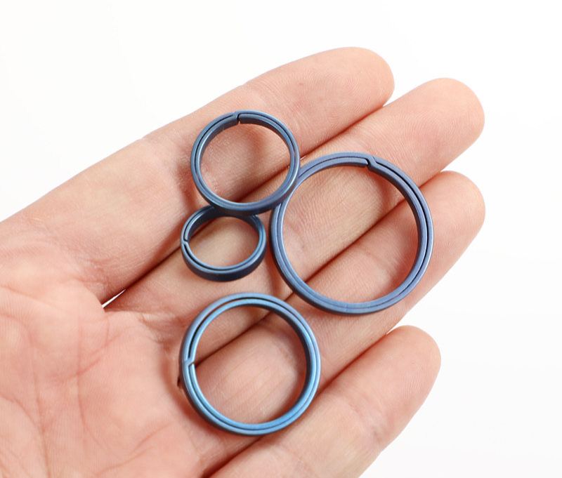 Titanium alloy keyring, sturdy and secure metal accessories, circle titanium ring, riding car, baked blue flat ring keychain