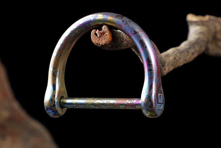 Titanium alloy camouflage horseshoe buckle key set accessories for men and women, keychains, stirrups, car keychains, D-shaped buckles