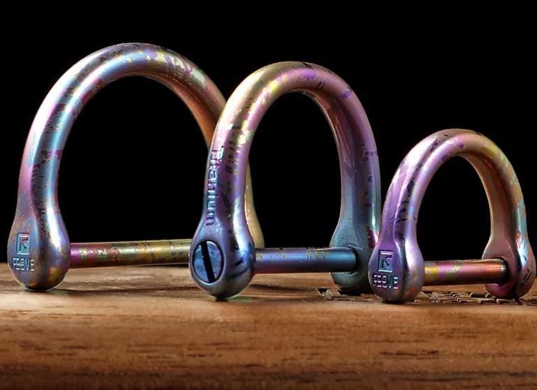 Titanium alloy camouflage horseshoe buckle key set accessories for men and women, keychains, stirrups, car keychains, D-shaped buckles