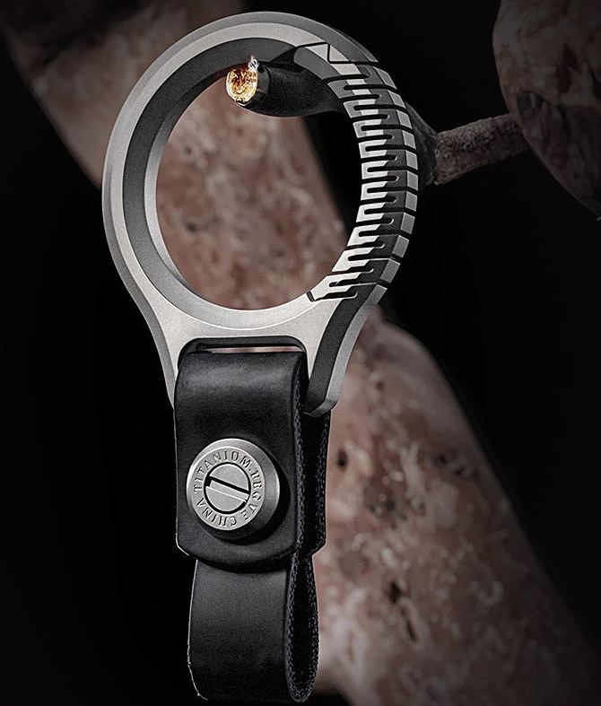 Fegve titanium alloy car keychain pendant made of genuine leather, suitable for men and women's car waist hanging, simple keychain and keychain