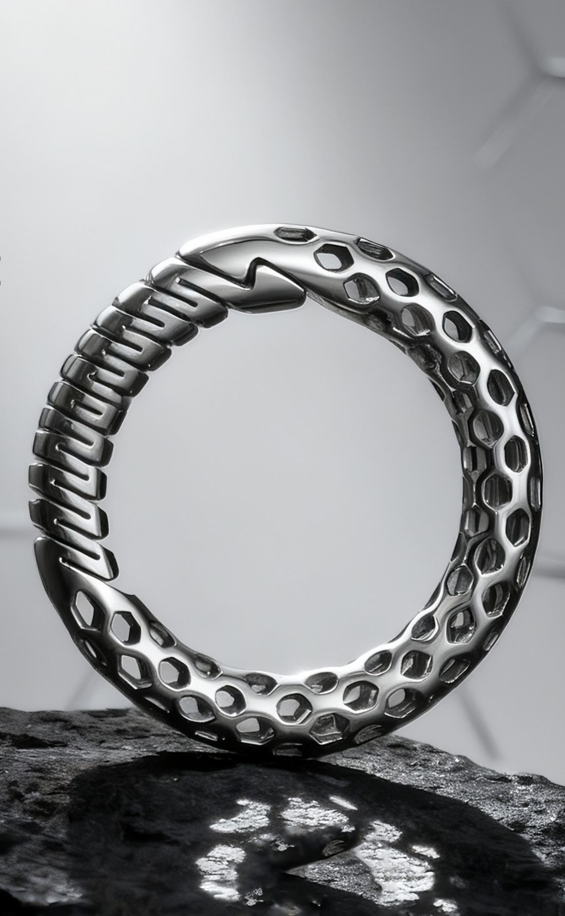 Hollow out ultra light titanium alloy car keychain, men's keychain, keychain waist hanging ring, personalized creativity, simplicity