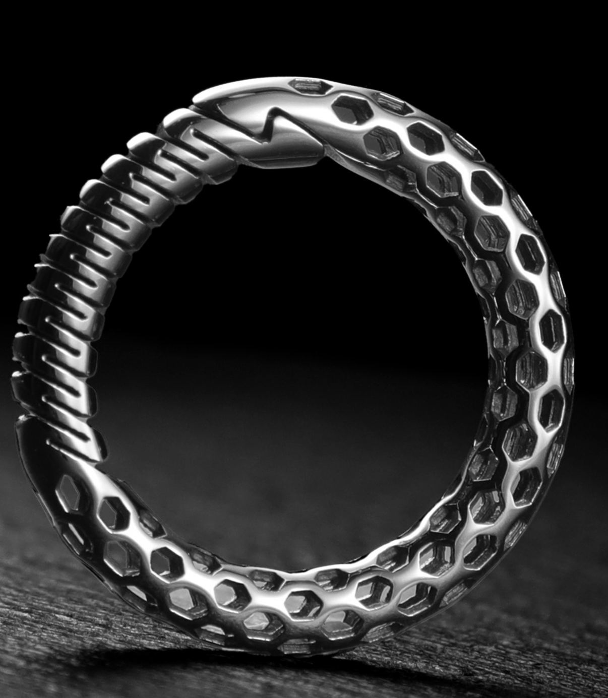 Hollow out ultra light titanium alloy car keychain, men's keychain, keychain waist hanging ring, personalized creativity, simplicity