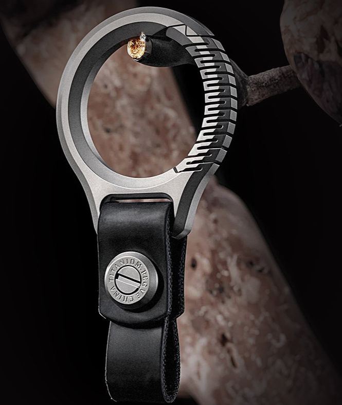 Fegve titanium alloy car keychain pendant made of genuine leather, suitable for men and women's car waist hanging, simple keychain and keychain
