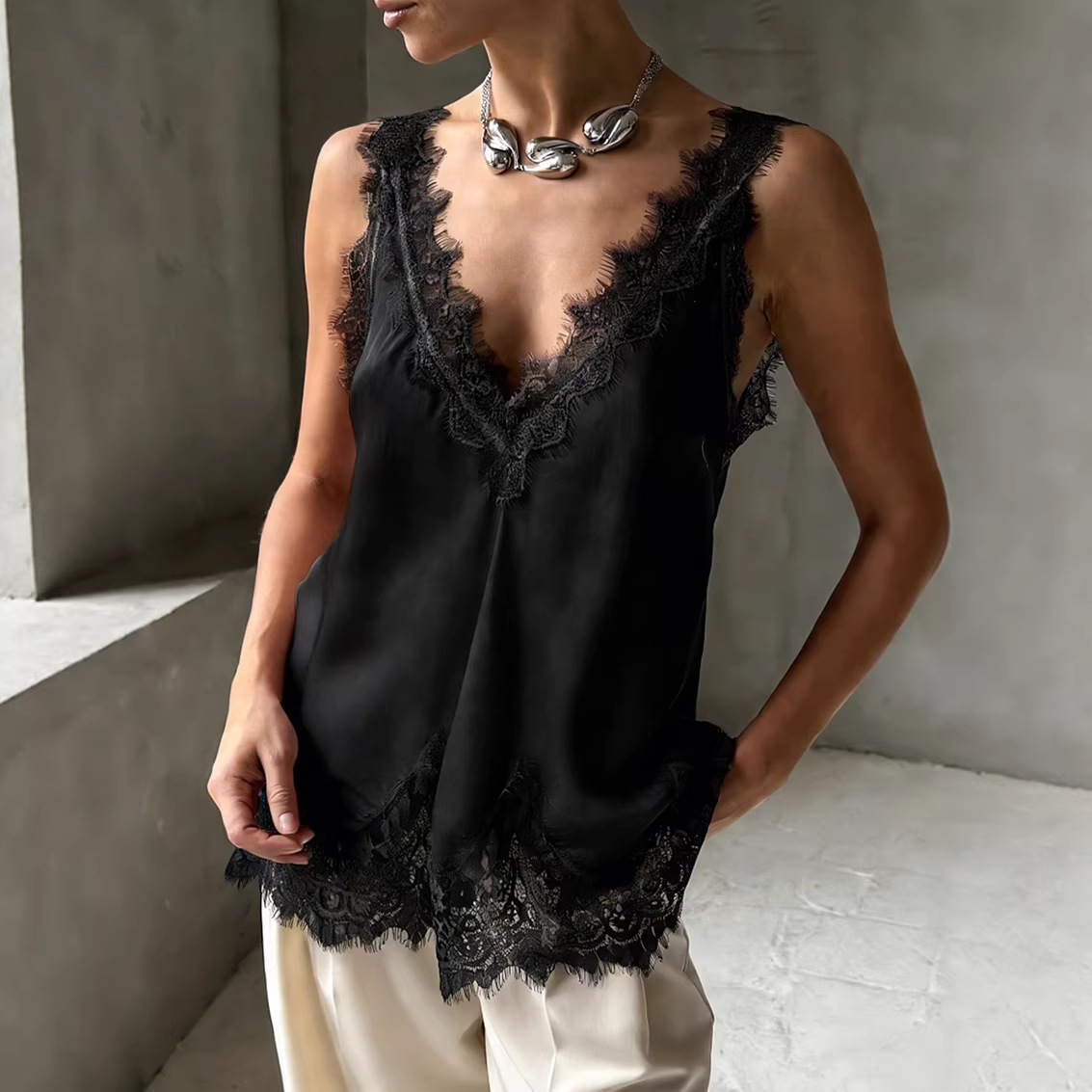 Women's Lace Trim Sleeveless V-Neck T-Shirt
