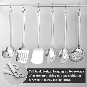 Se muestran seis utensilios de cocina colgantes de acero inoxidable con ganchos en S: cucharón, espátula, cuchara sopera, cuchara ranurada y colador. El texto dice: «Diseño con forma de gancho en la parte trasera, se cuelga para guardarlo después de usarlo, no ocupa espacio, es decir adiós a las mesas de comedor desordenadas».