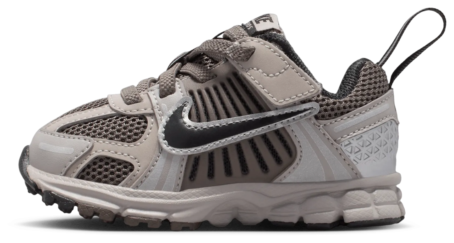 Nike Vomero 5 童款 - College Grey/Black/Cave Stone - Image 2