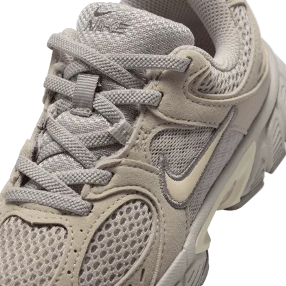 Nike V5 RNR Suede 童款 - Pencil Point/Moon Particle/Light Orewood Brown - Image 7