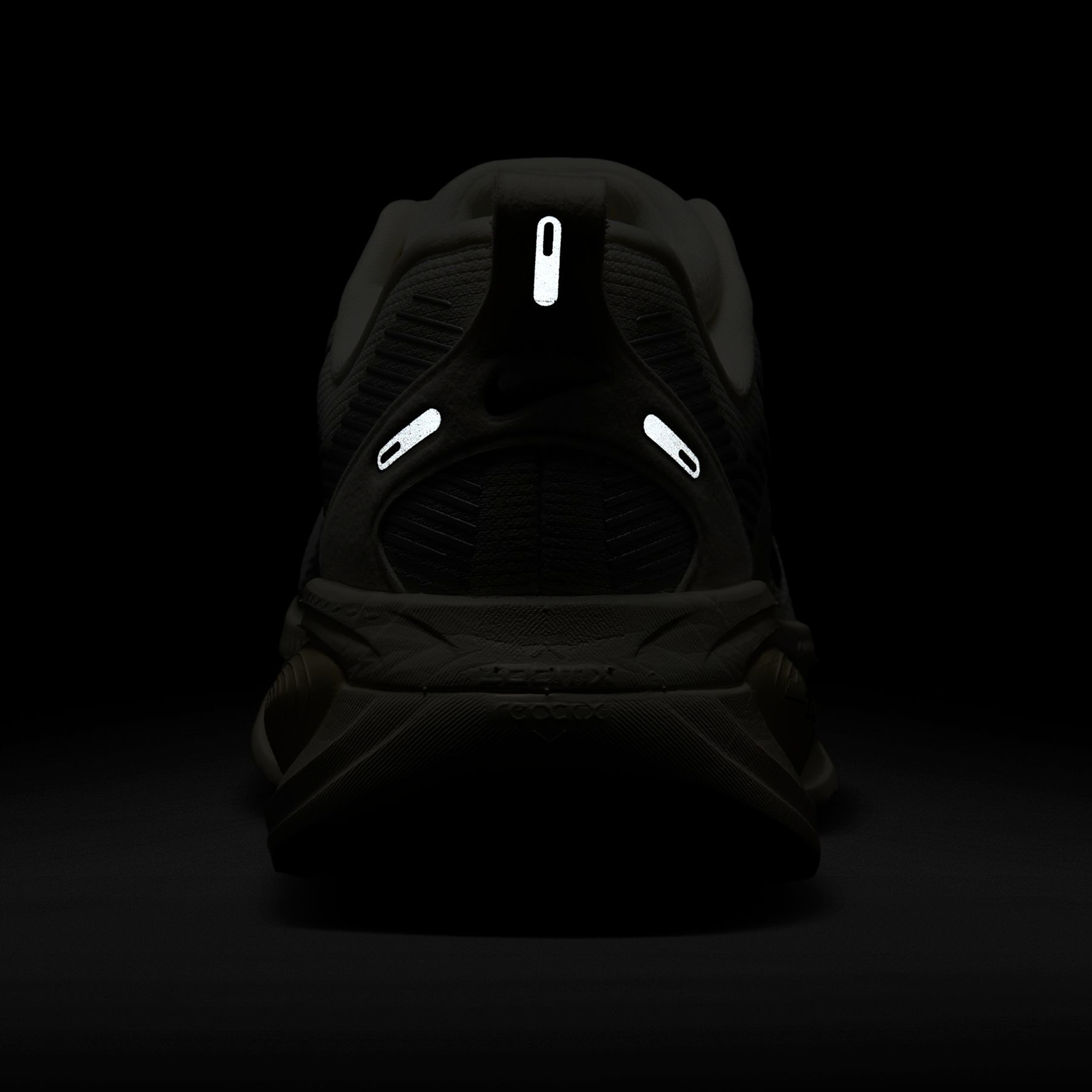 Nike Vomero 18 - Coconut Milk/Black/Summit White - Image 6