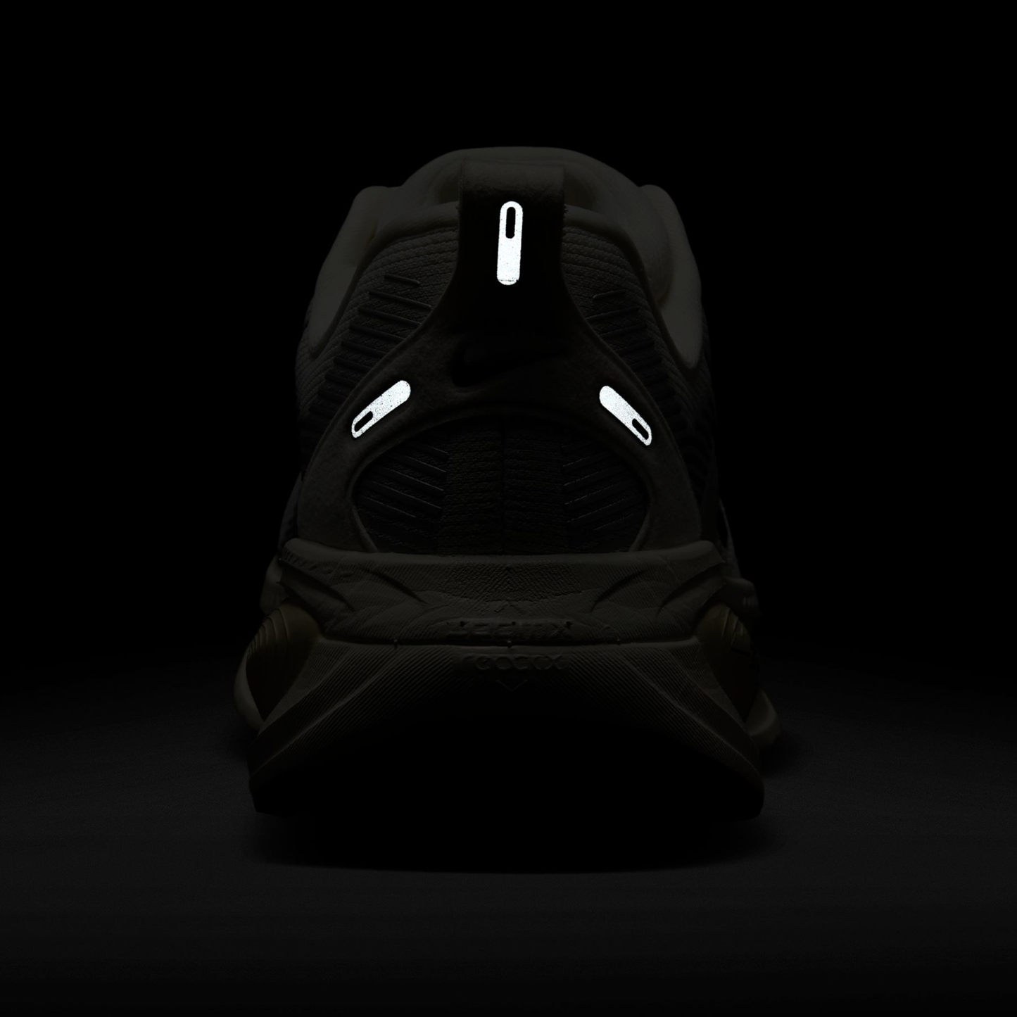 Nike Vomero 18 - Coconut Milk/Black/Summit White - Image 6