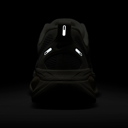 Nike Vomero 18 - Coconut Milk/Black/Summit White - Image 6