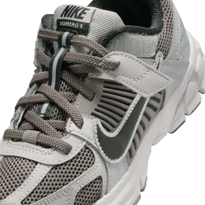 Nike Vomero 5 童款 - College Grey/Black/Cave Stone - Image 7
