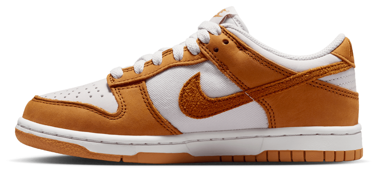 Nike Dunk Low SE 童款 - Desert Ochre/Vast Grey - Image 2