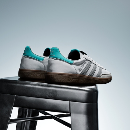 adidas HANDBALL SPEZIAL MERCEDES SHOES - Cloud White / Silver Metallic / Gum - View 5