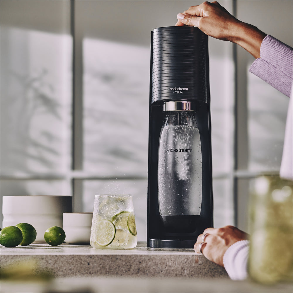 SodaStream FIZZI Sparkling Water Maker, 60L CO2 cylinder and 1L plastic bottle included, Black, Soda Maker