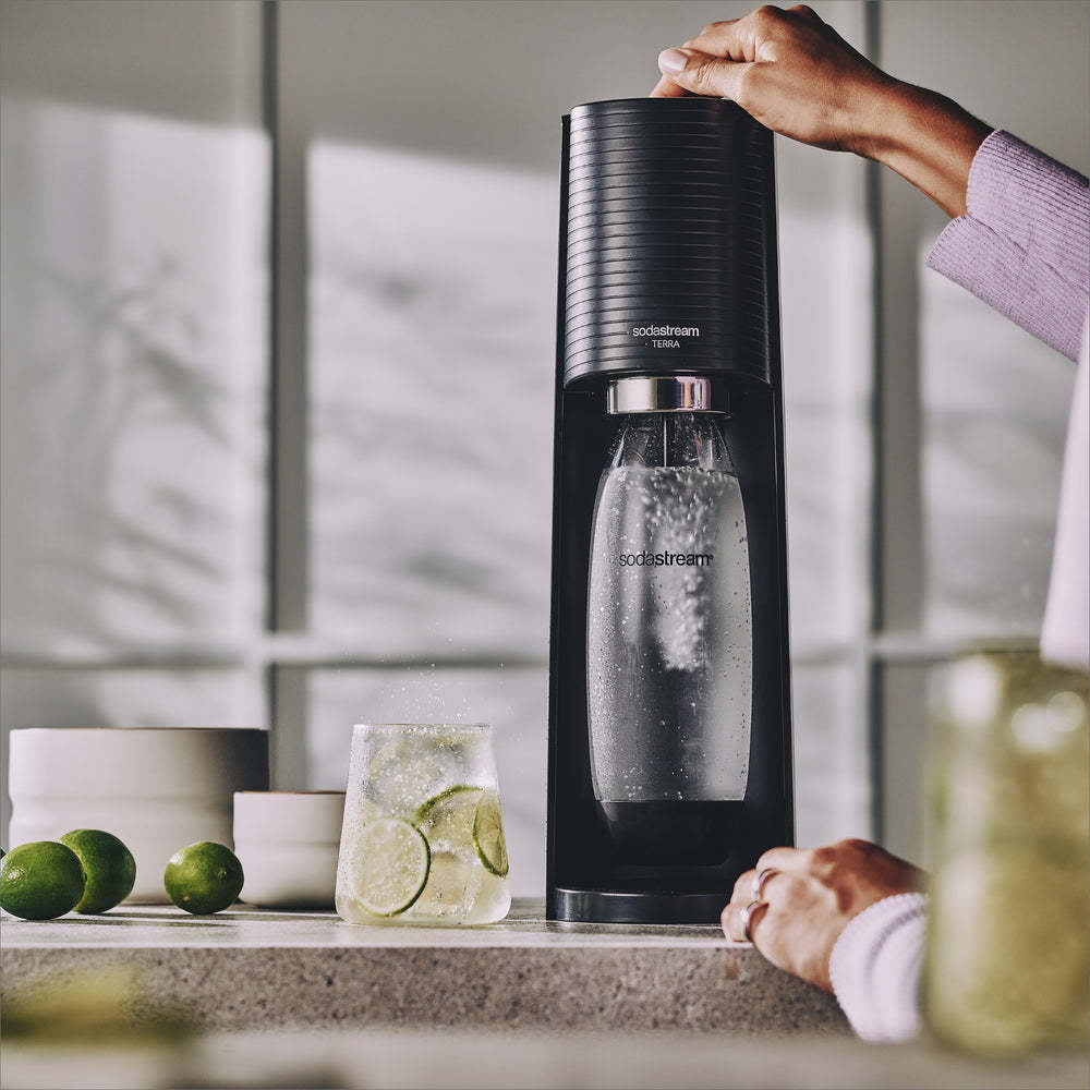 SodaStream FIZZI Sparkling Water Maker, 60L CO2 cylinder and 1L plastic bottle included, Black, Soda Maker