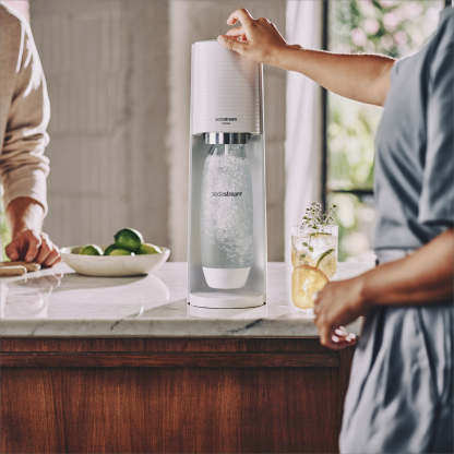 SodaStream FIZZI Sparkling Water Maker, 60L CO2 cylinder and 1L plastic bottle included, Black, Soda Maker