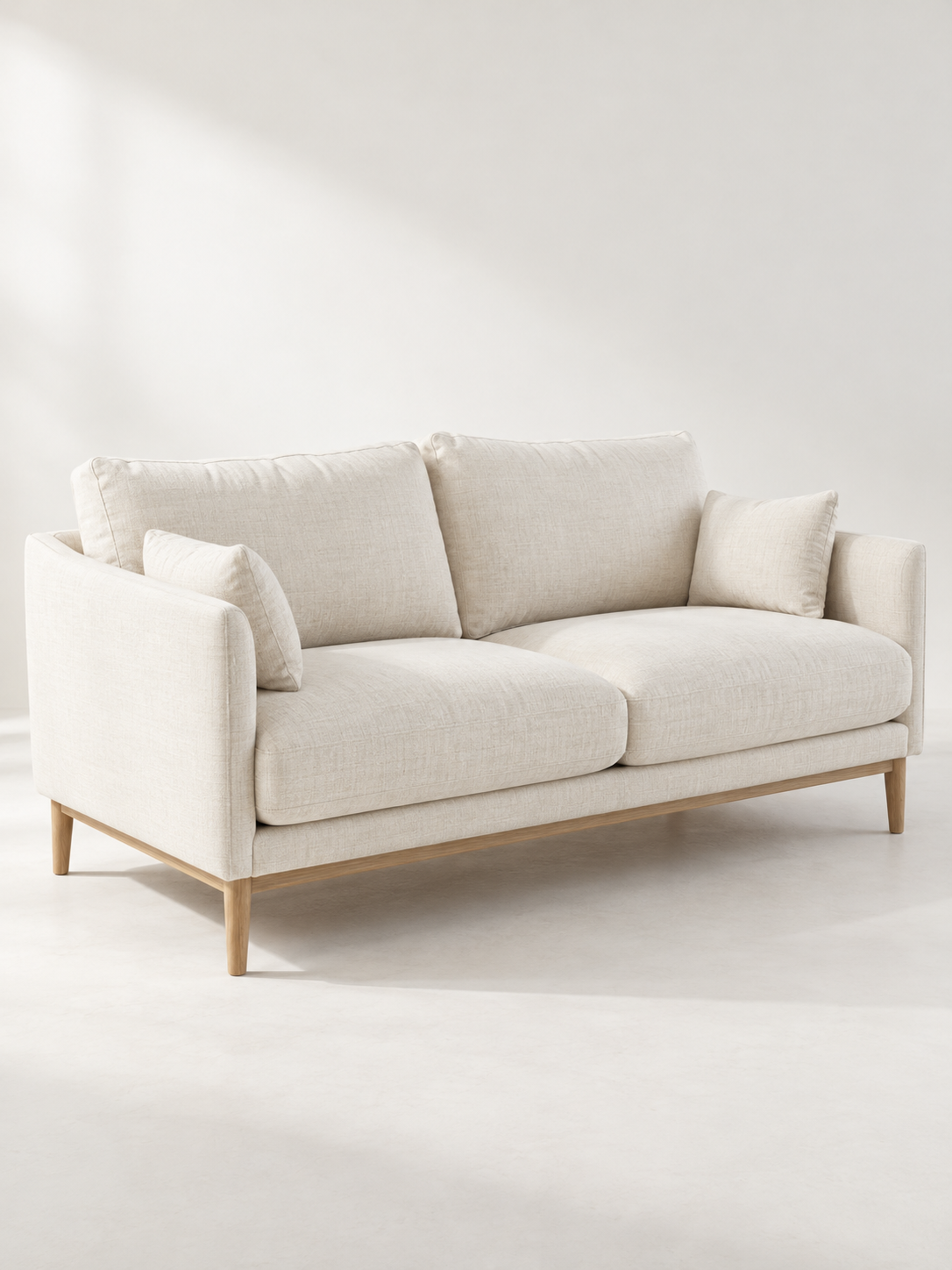 Svijetla sofa s drvenim nogama