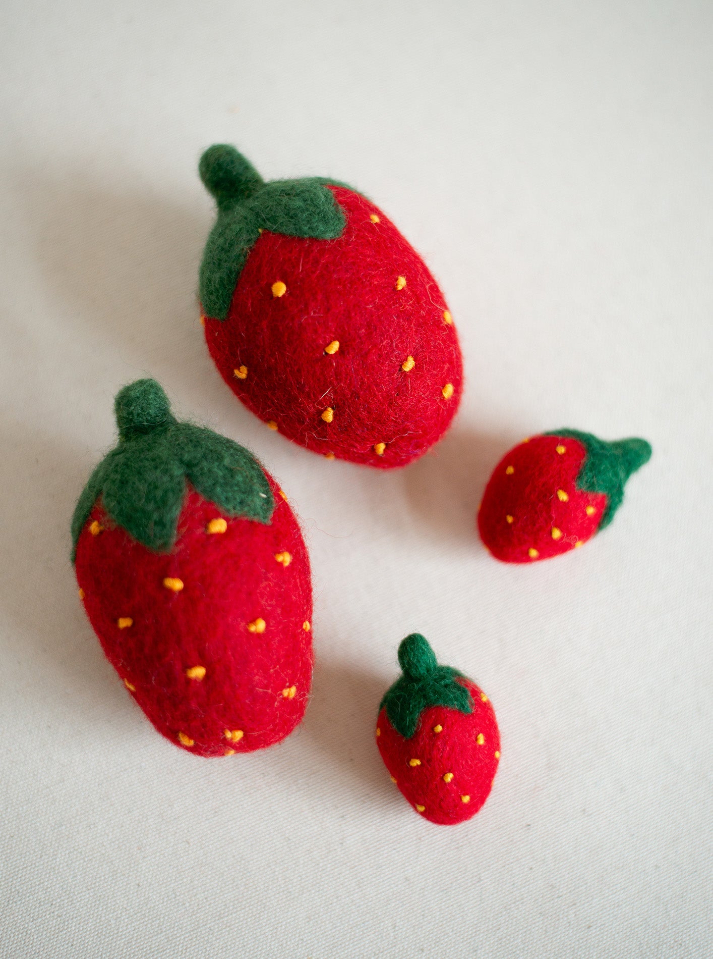 uvessa RED STRAWBERRY WOOL DOG TOY