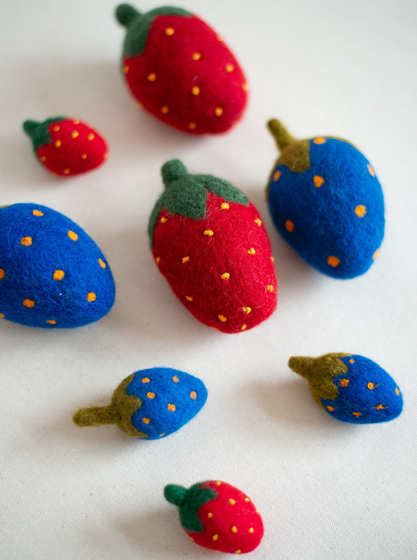 uvessa RED STRAWBERRY WOOL DOG TOY