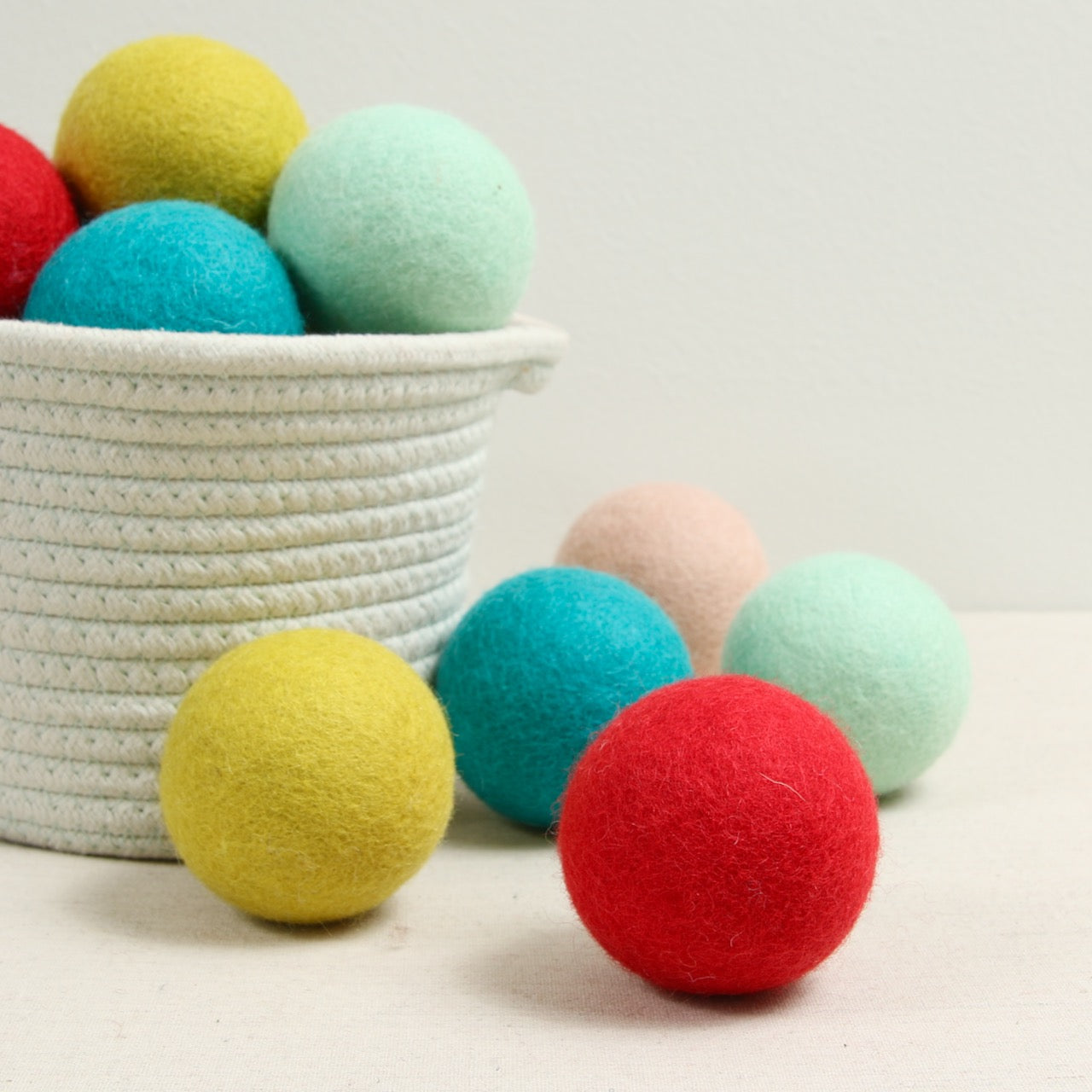 mivofind Felt Balls, Extra Large