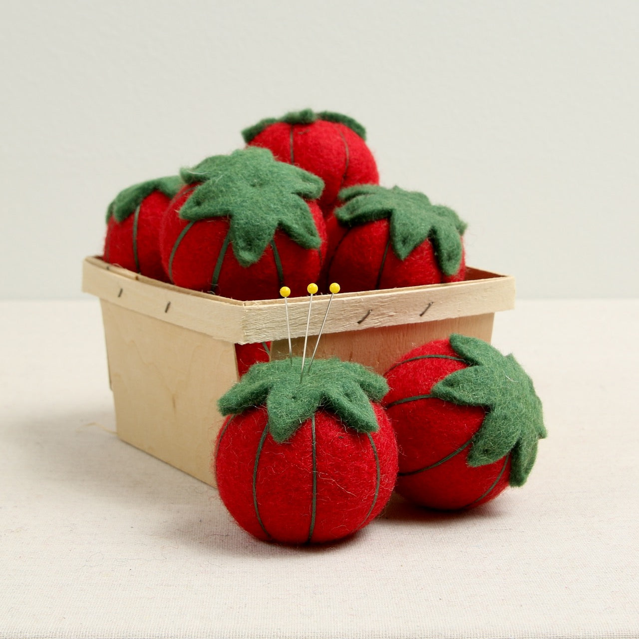 mivofind Tomato Pin Cushion, Large