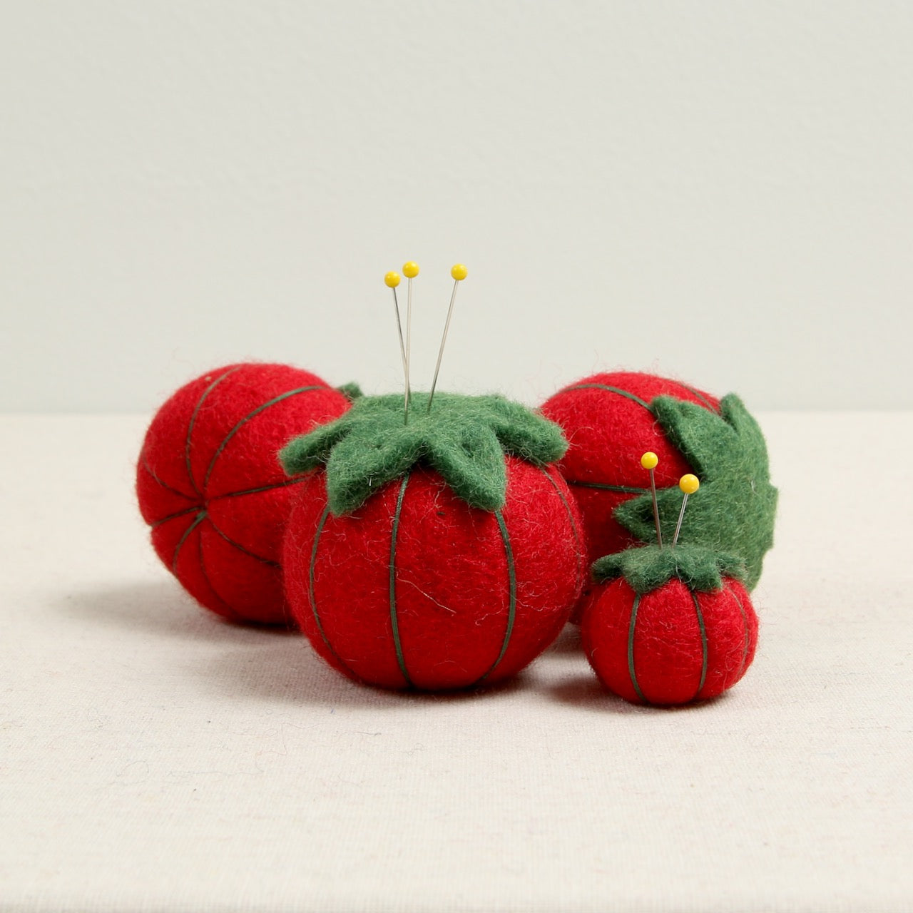 mivofind Tomato Pin Cushion, Large