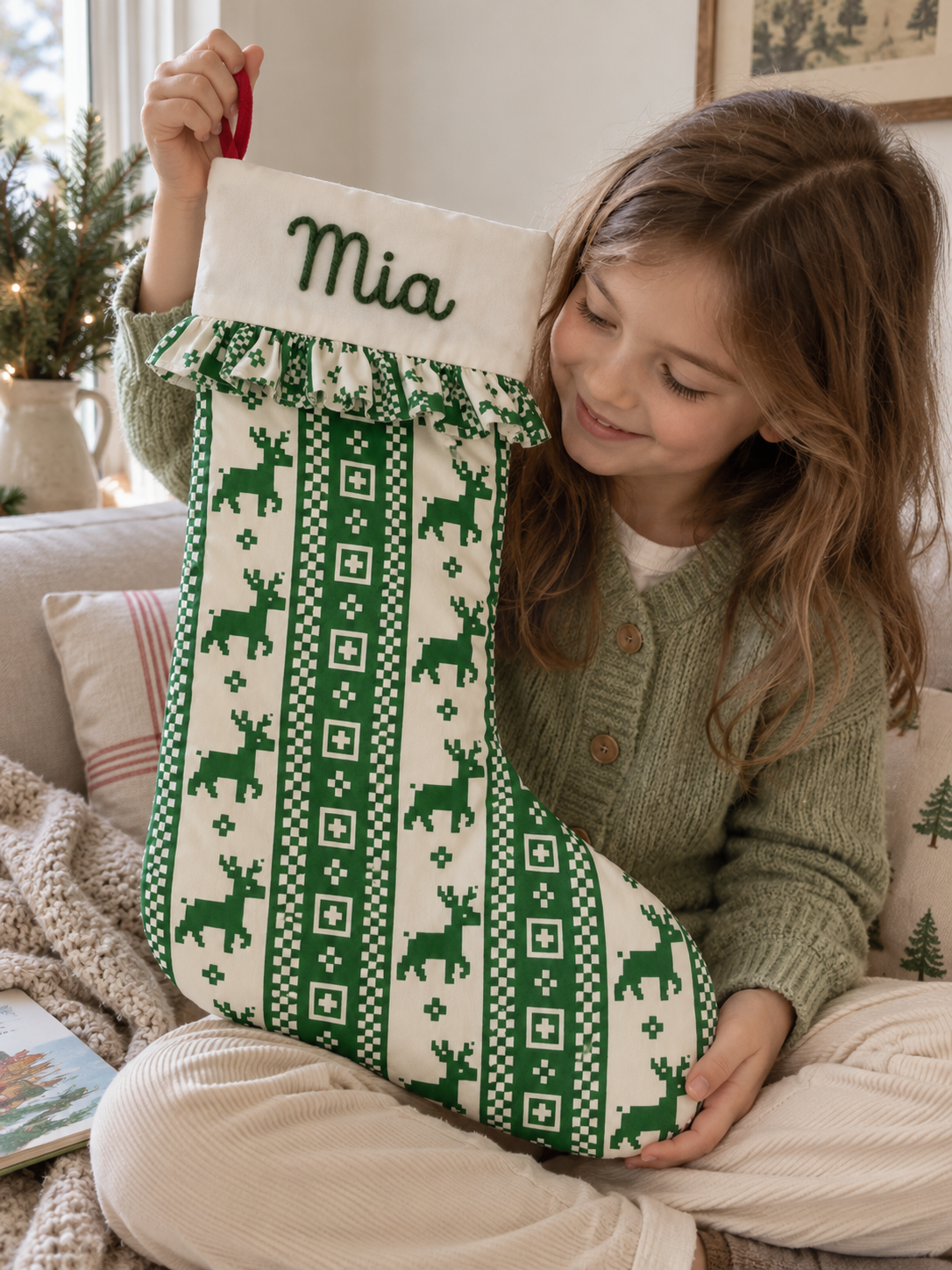Kind mit personalisiertem Weihnachtsstrumpf als festliche Weihnachtsdekoration