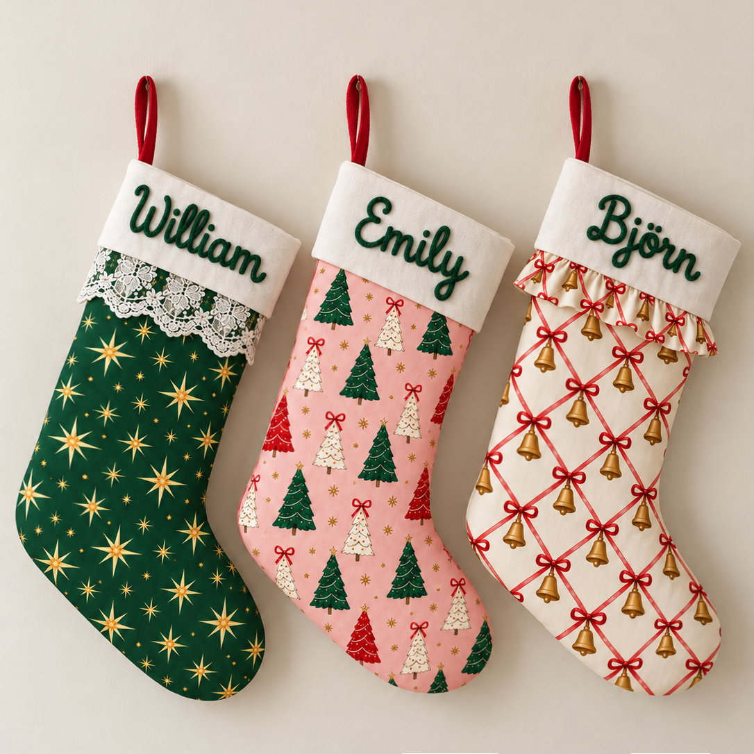 Drei personalisierte Weihnachtsstrümpfe in Grün Rosa und Creme