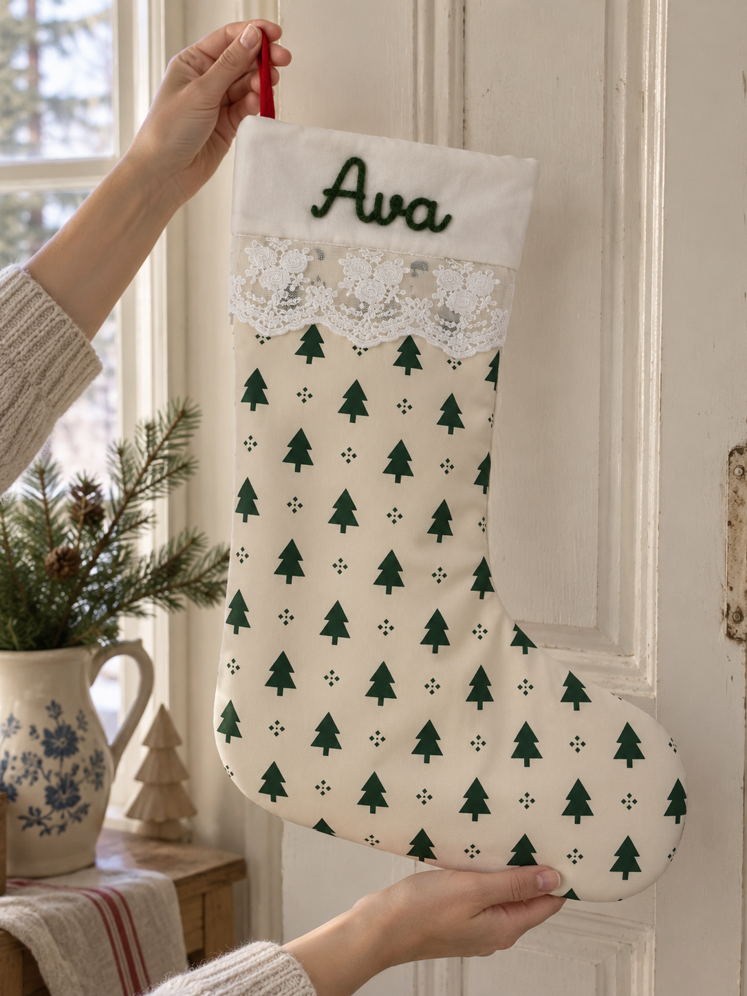 Personalisierter Weihnachtsstrumpf mit Namen in festlicher Rot-Grün-Gestaltung
