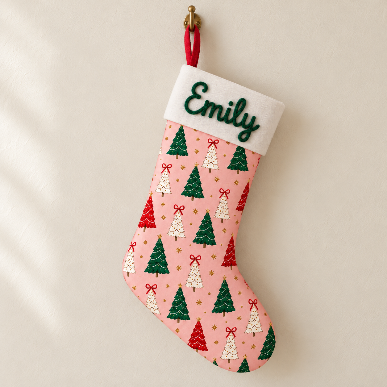 Rosa personalisierter Weihnachtsstrumpf mit Tannenbäumen und Name Emily