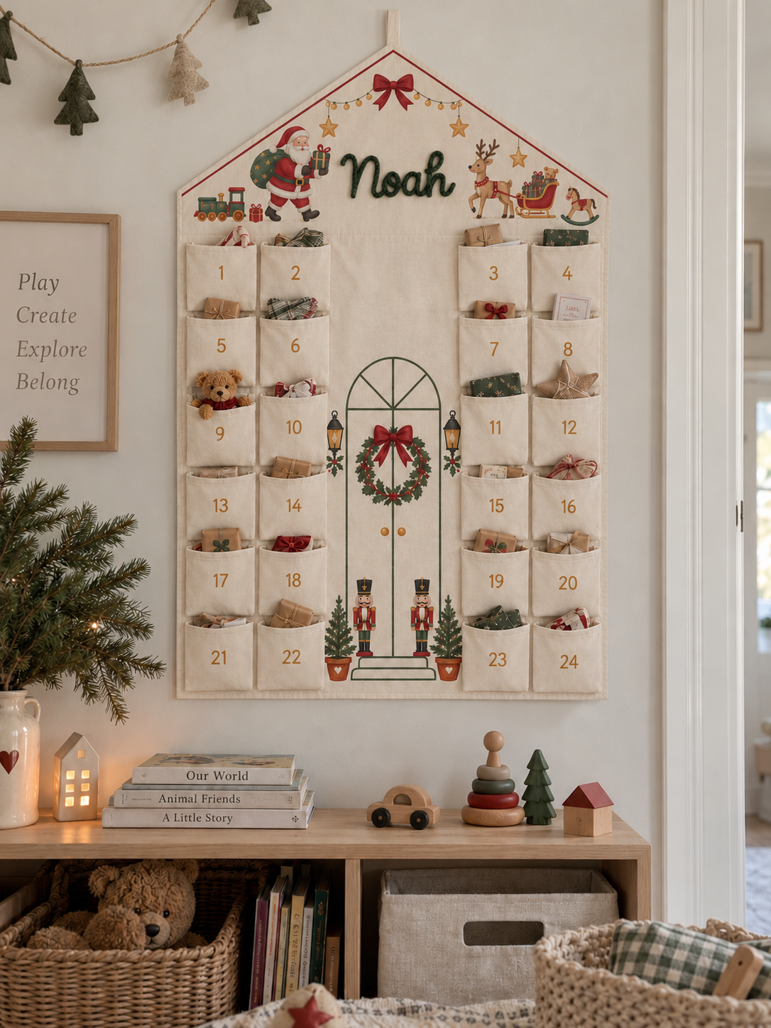 Hochformat-Adventskalender in Hausform mit Wunschname Noah