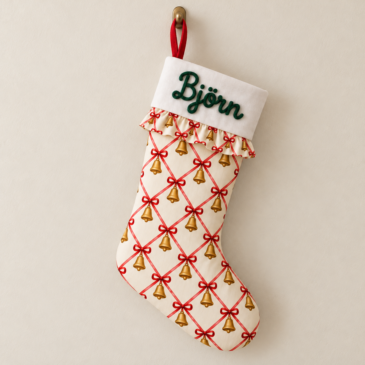 Cremefarbener Weihnachtsstrumpf mit goldenen Schleifen und Name Björn
