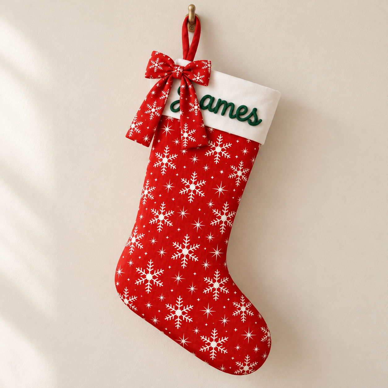 Roter personalisierter Weihnachtsstrumpf mit Schneeflocken und Wunschname James