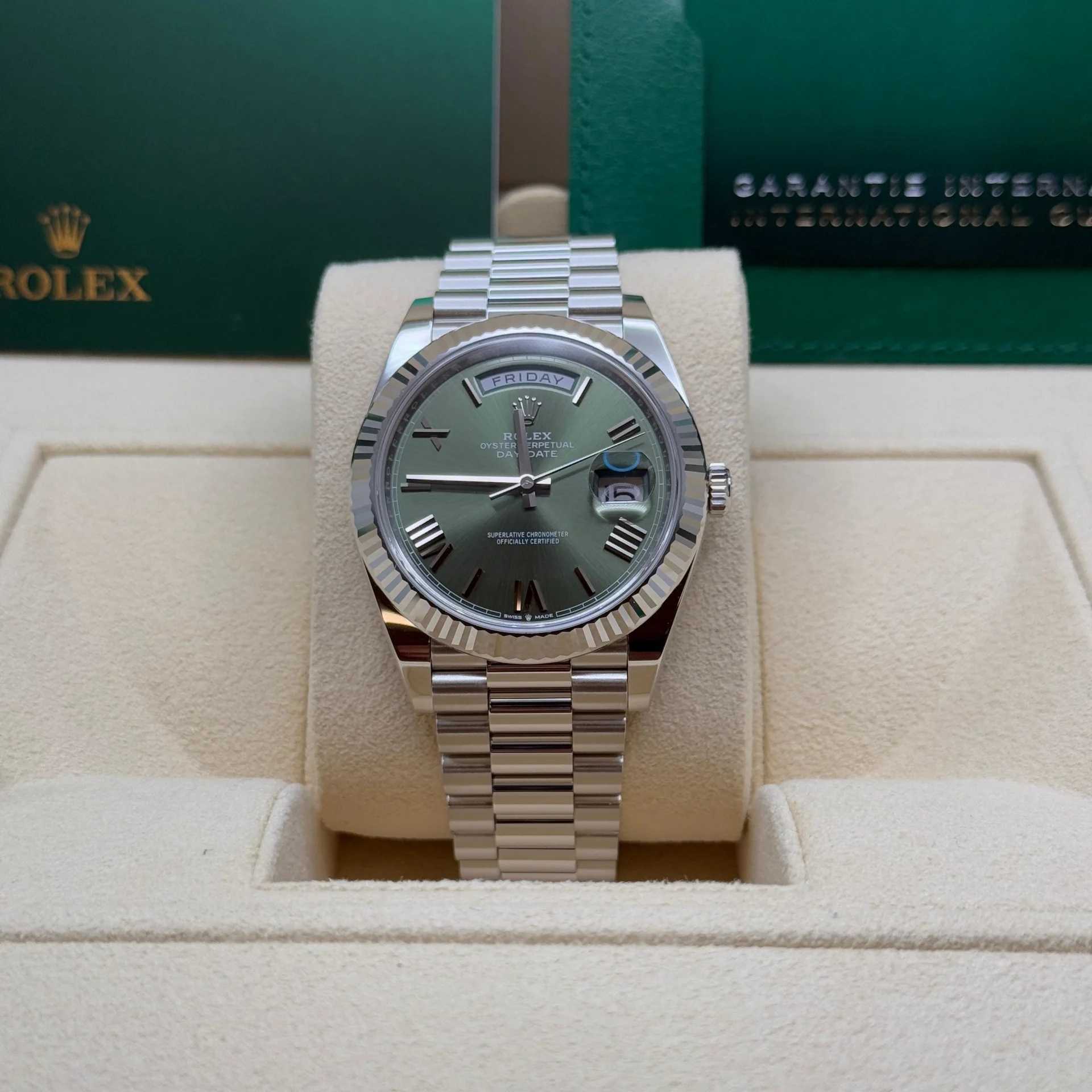 Rolex Day-Date President 40 mm Platin, olivgrünes Zifferblatt mit römischen Ziffern - 228236