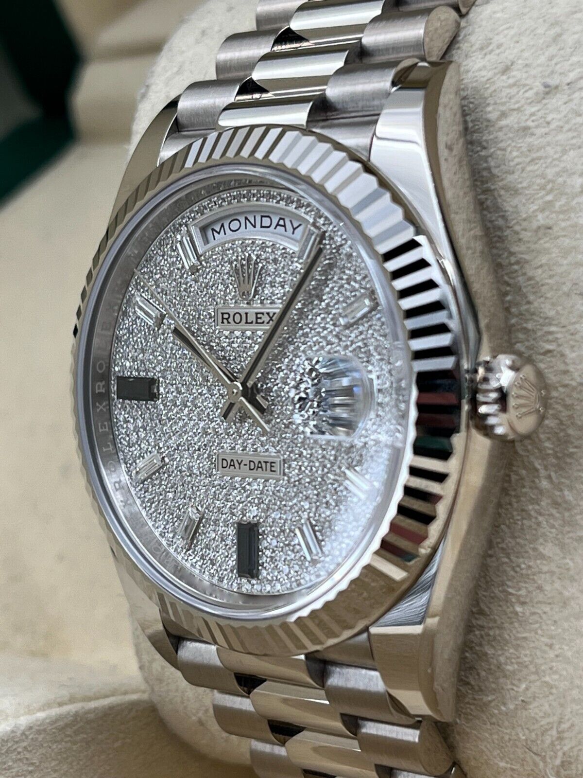 Rolex Day-Date President 40 mm Weißgold, Diamantpavé, Saphirglas-Zifferblatt - 228239