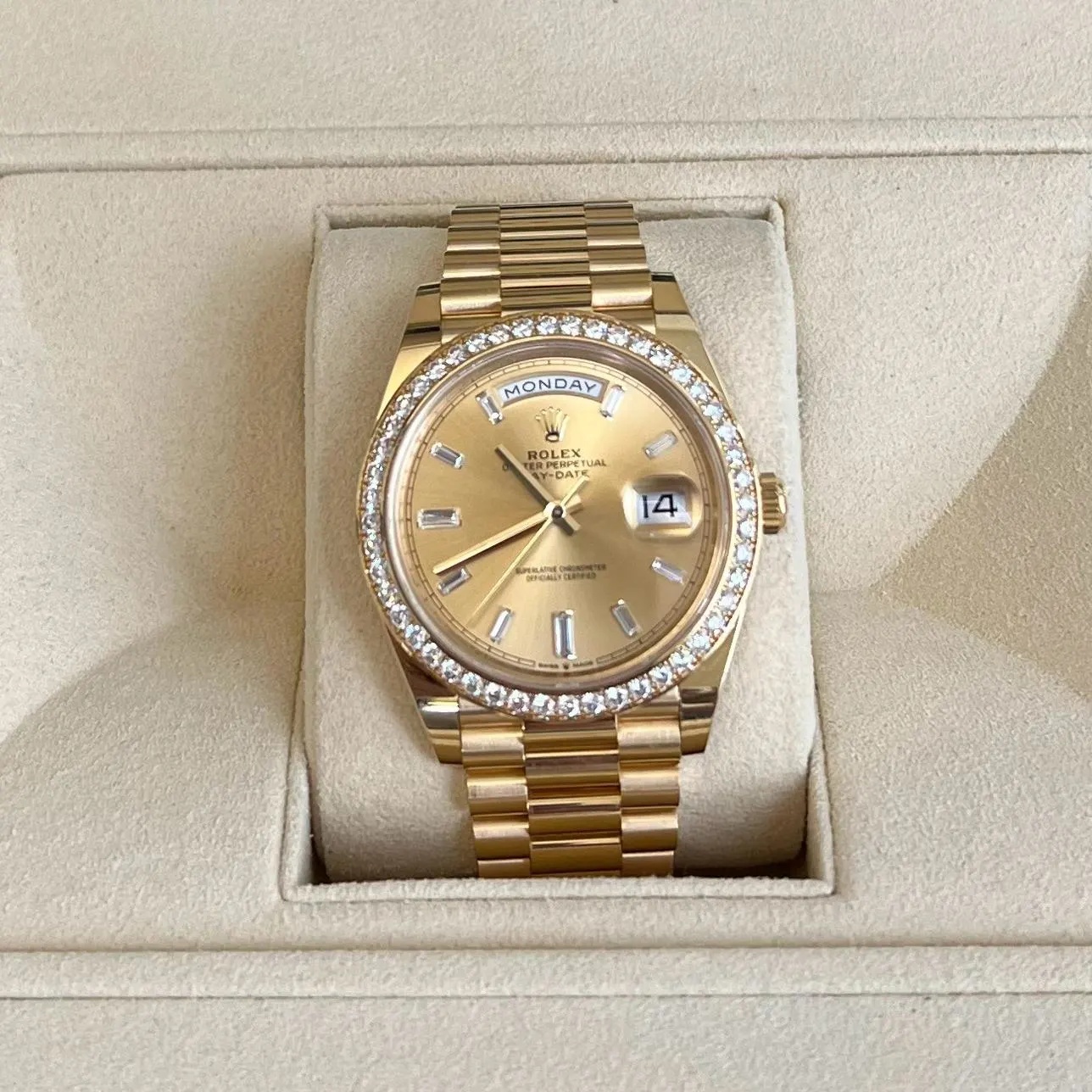 Rolex Day-Date 40 mm Champagnerfarbenes Zifferblatt und Lünette mit Diamanten, Gelbgold-Präsidentenarmband 228348RBR-0002
