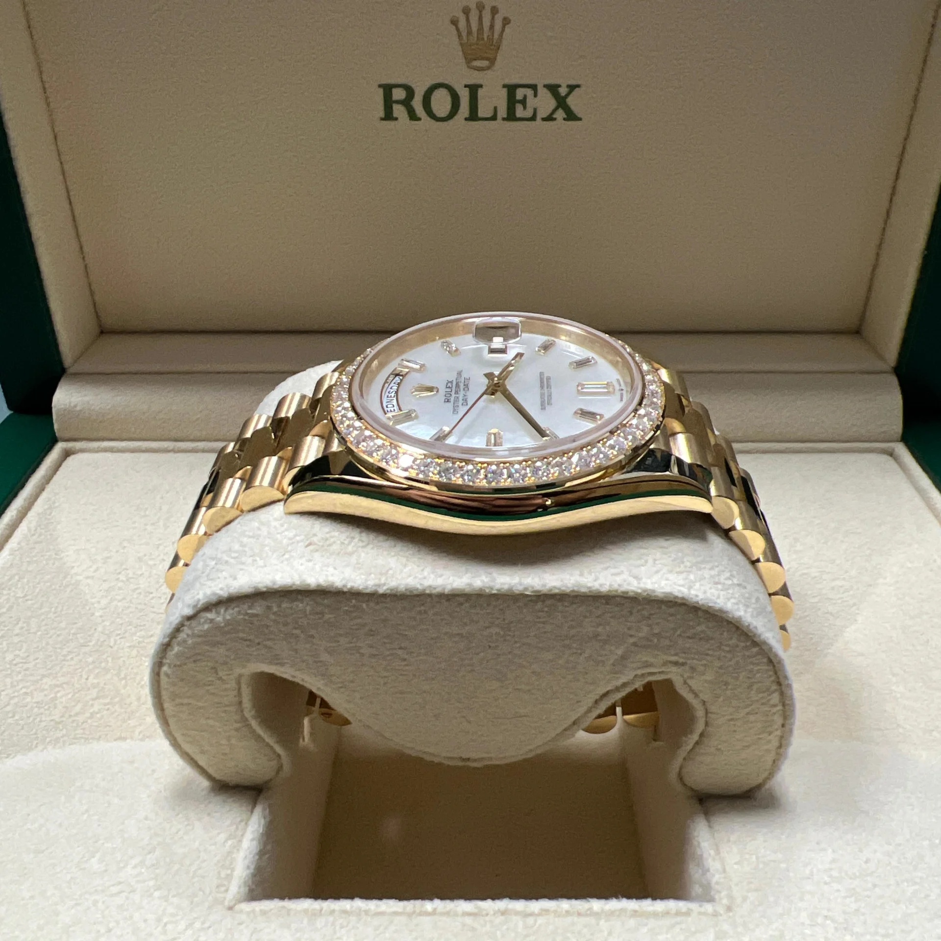 Rolex Day-Date 40 mm Präsidentenuhr mit weißem Perlmuttzifferblatt 228348RBR-0046