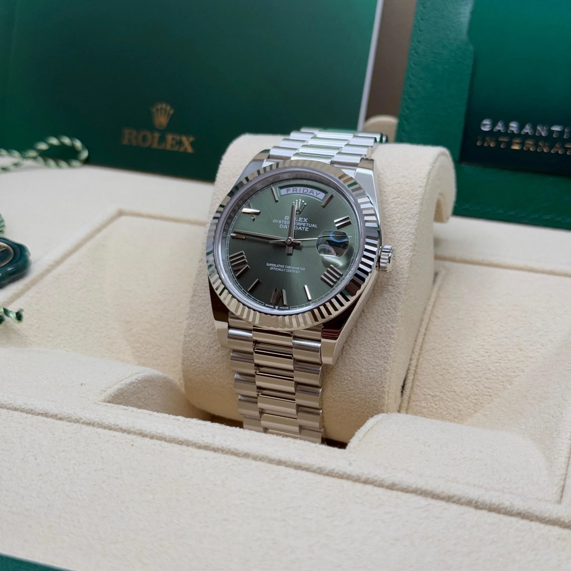 Rolex Day-Date President 40 mm Platin, olivgrünes Zifferblatt mit römischen Ziffern - 228236