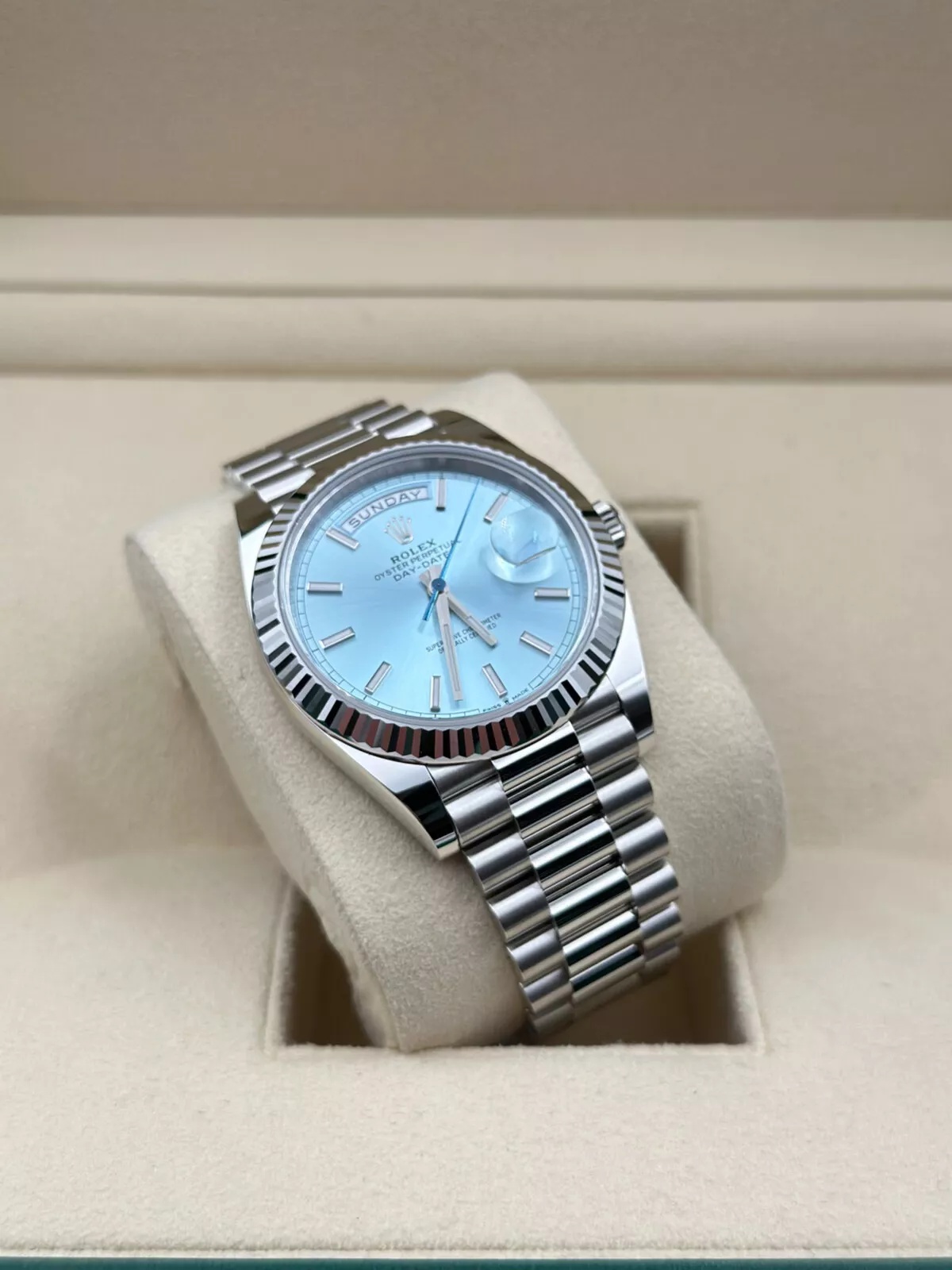 Rolex Day-Date President 40 mm Platin, eisblaues Zifferblatt mit Indexen - 228236