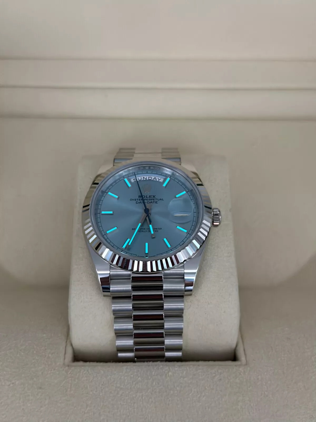 Rolex Day-Date President 40 mm Platin, eisblaues Zifferblatt mit Indexen - 228236