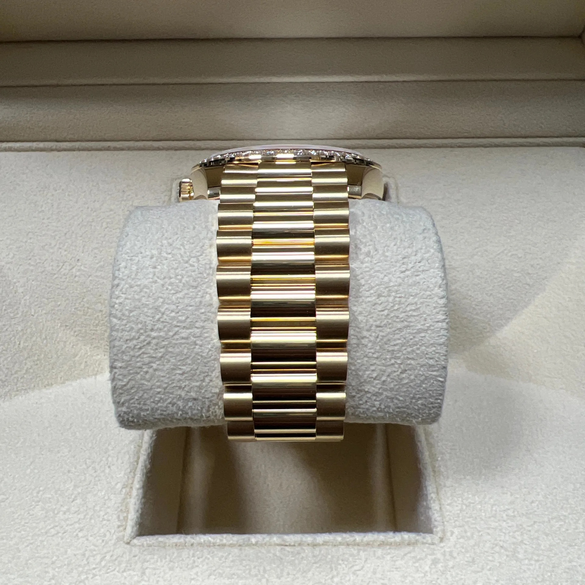 Rolex Day-Date 40 mm Präsidentenuhr mit weißem Perlmuttzifferblatt 228348RBR-0046