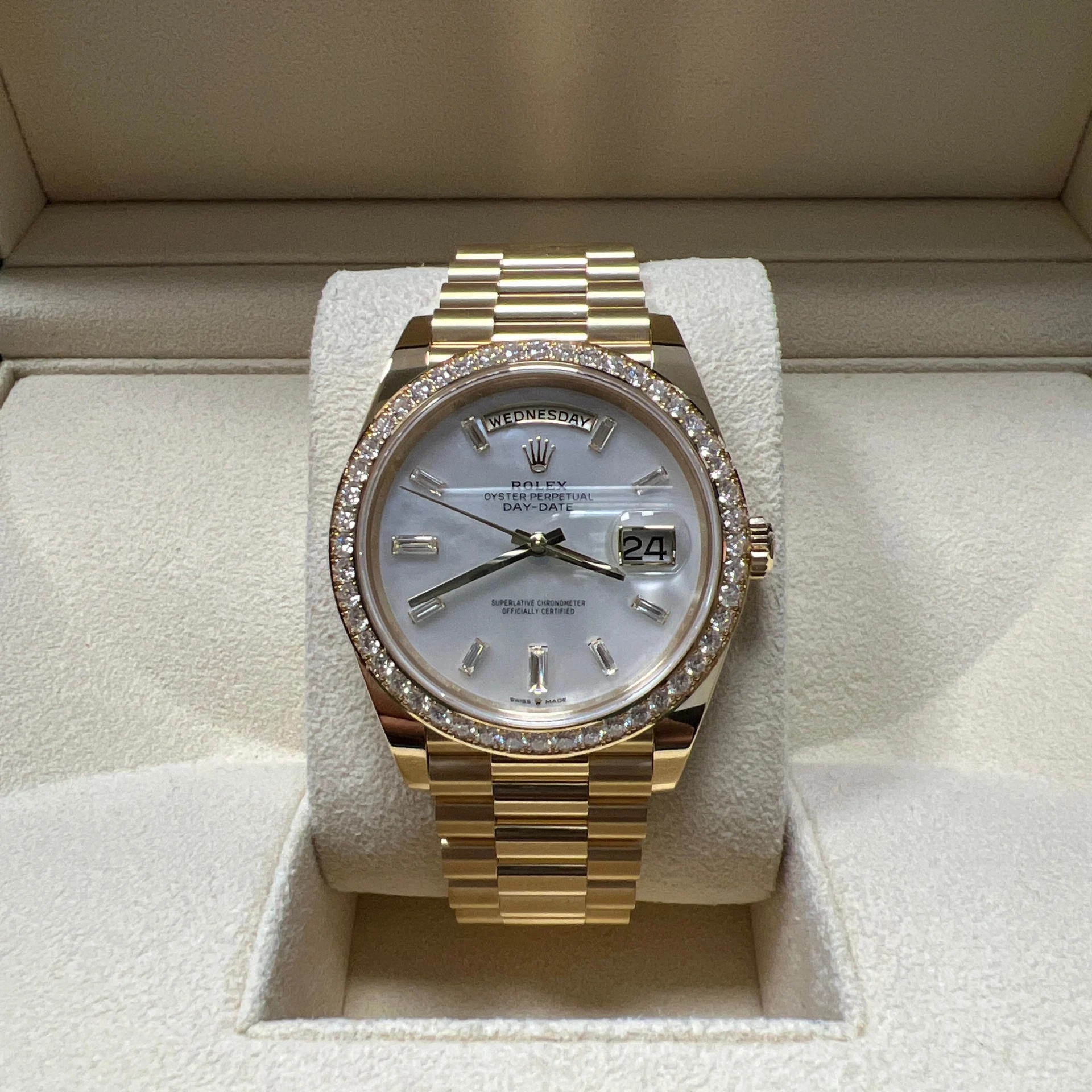 Rolex Day-Date 40 mm Präsidentenuhr mit weißem Perlmuttzifferblatt 228348RBR-0046