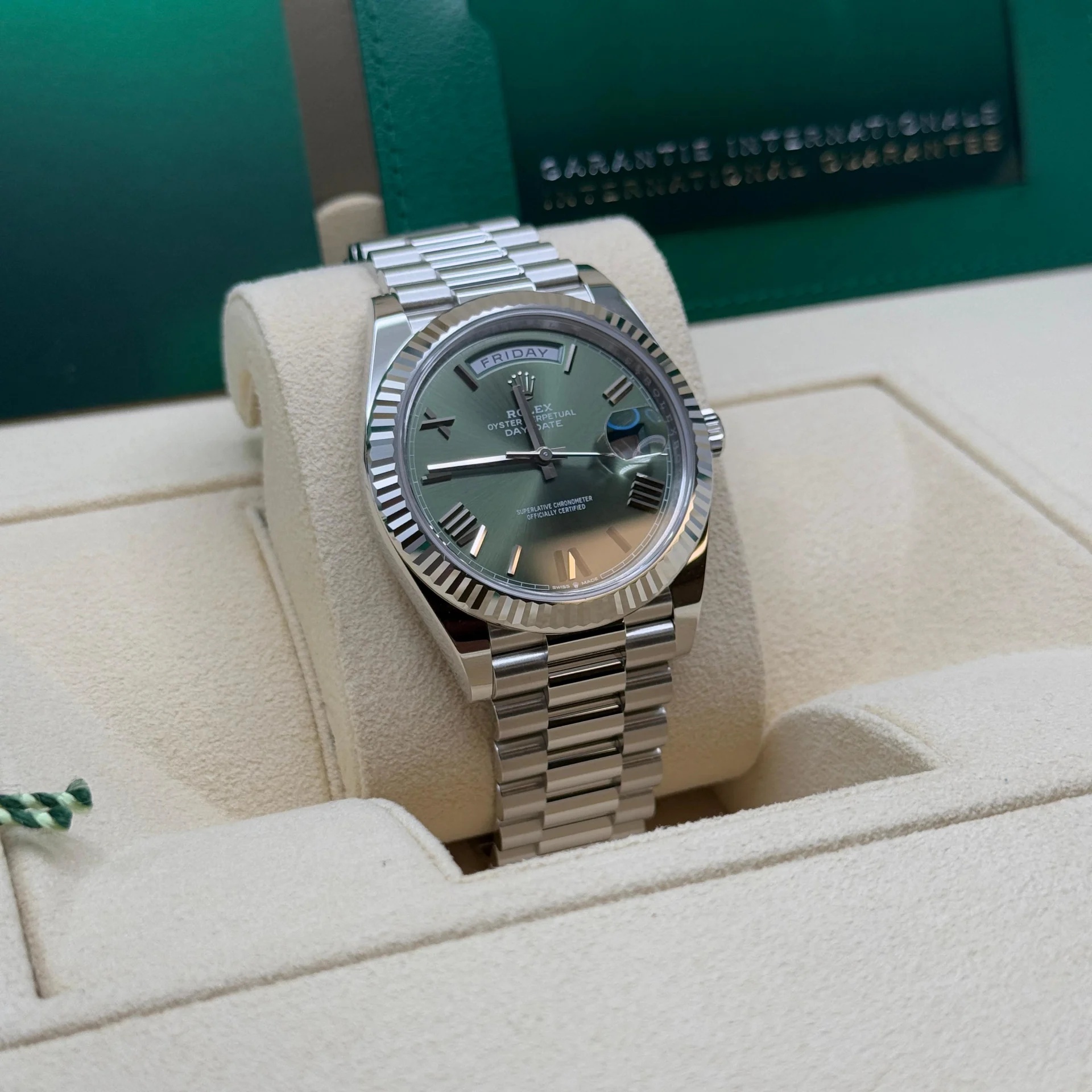 Rolex Day-Date President 40 mm Platin, olivgrünes Zifferblatt mit römischen Ziffern - 228236