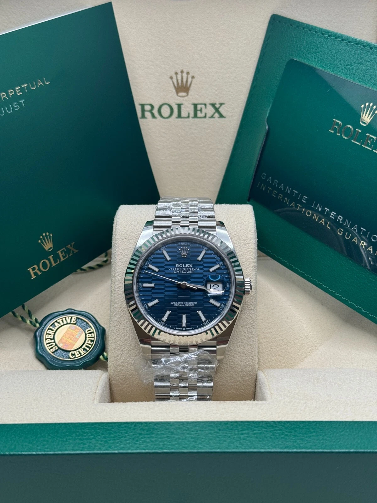 Rolex Datejust 41 mm, blaues Zifferblatt mit geriffeltem Motiv und Indexen, Jubilee-Armband - 126334