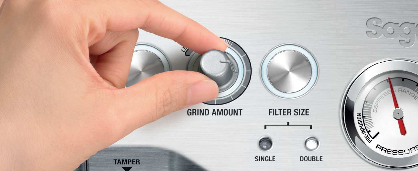 Primer plano de la interfaz del panel de control que muestra el dial de ajuste para la cantidad de molienda y la configuración del tamaño del filtro con indicadores etiquetados