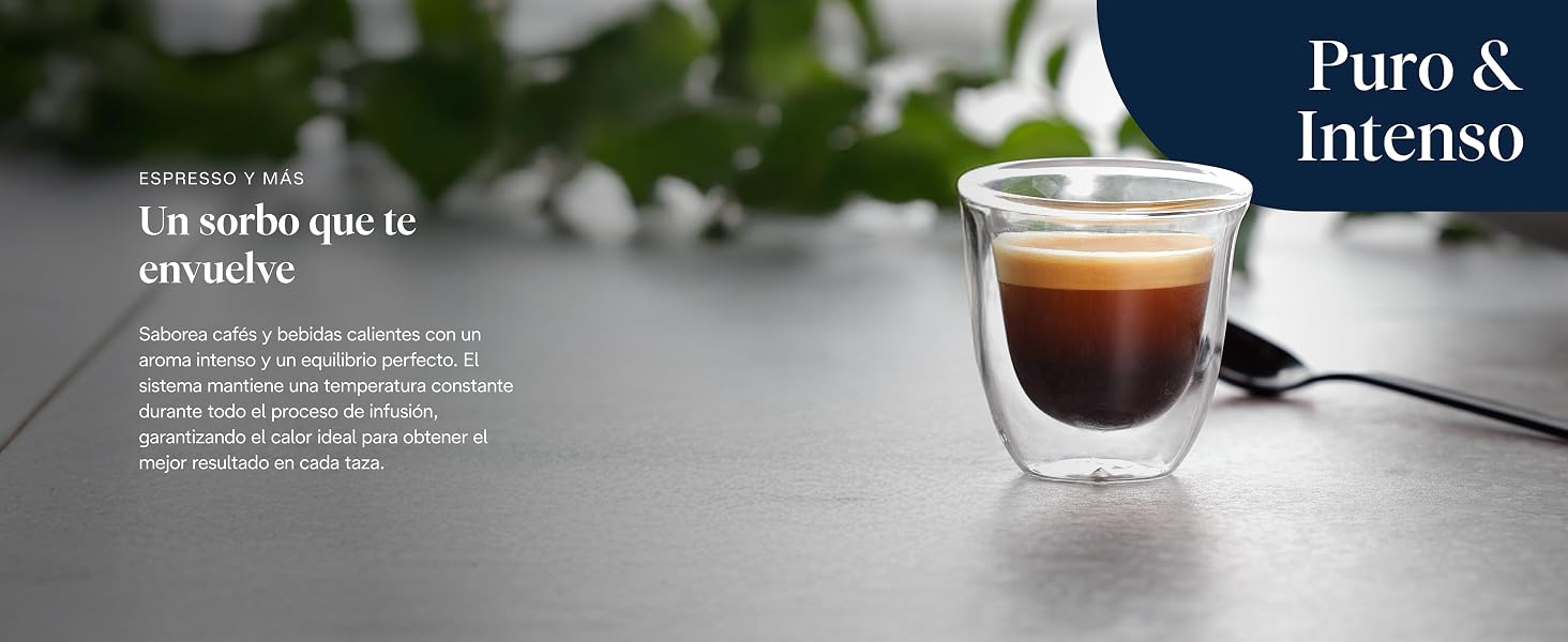 Tekst mówi „Czysty i intensywny”. Profesjonalna konfiguracja kawy, przedstawiająca shot espresso umieszczony w przezroczystej szklance z urządzeniami do parzenia kawy w tle.