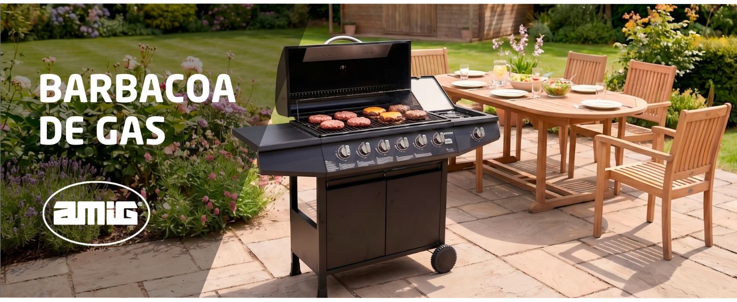 Tekst brzmi „GRILL GAZOWY” i „PODOBIEŃSTWA”. Grill gazowy na zewnątrz na patio z drewnianymi krzesłami i zielonym ogrodem w tle.