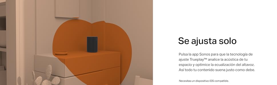 una habitación con un estante y un altavoz en la pared